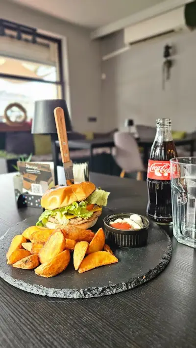 Maraya: Food and Drinks