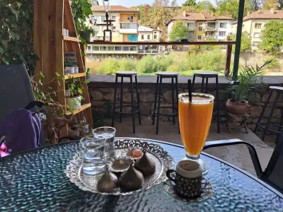 Кафе на пясък и вино На Кея Ловеч