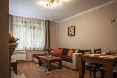 Lusi Holiday, Смолянски езера