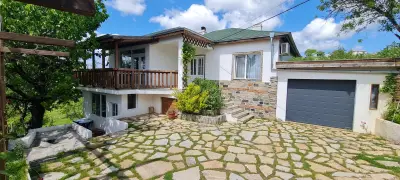 Бялата къща в село Камилски Дол