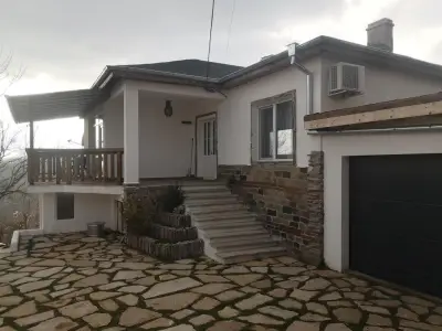 Бялата къща в село Камилски Дол