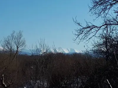 Бяла спретната къщурка