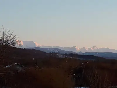 Бяла спретната къщурка