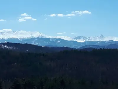 Бяла спретната къщурка