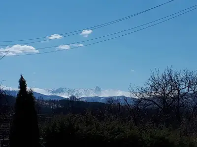 Бяла спретната къщурка