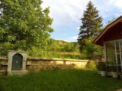 Бялата къща Калугерица
