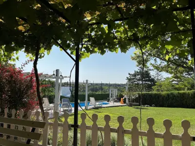 Вила със стаи за гости "Съни дейс" - Божичен