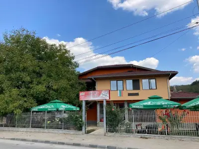Къща за гости и бистро "Под Ореха"
