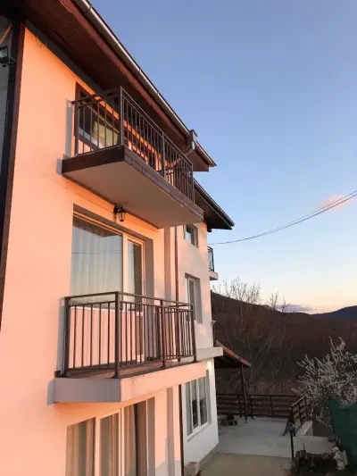 Къща за гости "Бялата къща" с. Дебелец