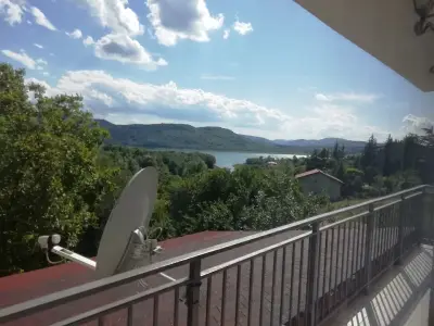 Къща за гости "Бялата къща" с. Дебелец