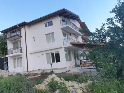 Къща за гости "Бялата къща" с. Дебелец