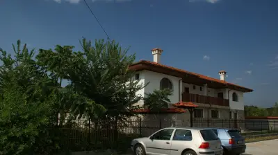Къща за гости "ИРИС"