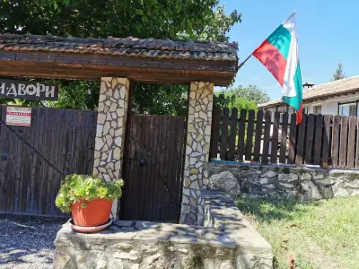 КЪЩИ ЗА ОТДИХ КАМЕННИ ДВОРИ