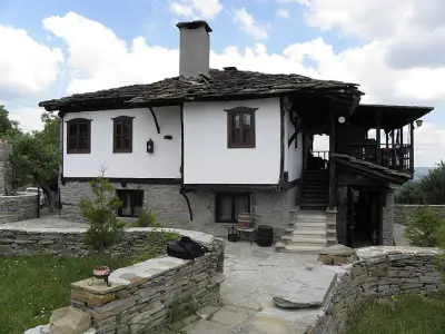 ОГНЯНОВАТА КЪЩА
