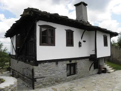 ОГНЯНОВАТА КЪЩА
