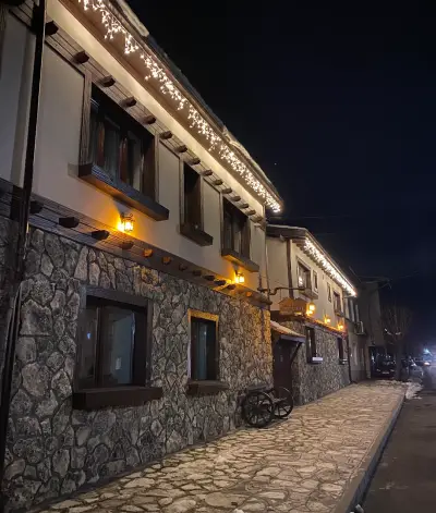 БЕЛИТЕ КЪЩИ