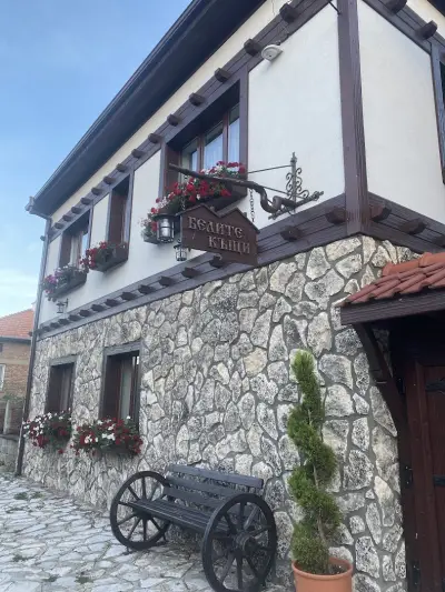 БЕЛИТЕ КЪЩИ