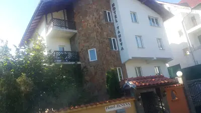 Хотел Янева