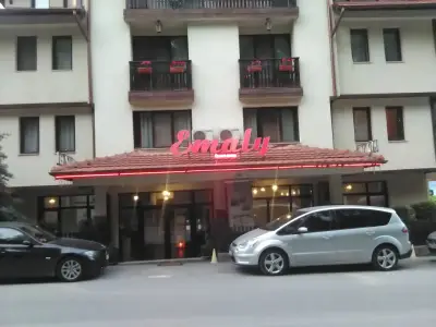 Хотел Емали