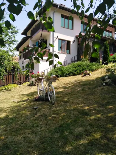 Guest House Aia