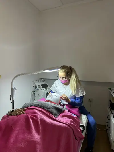 Салон за красота "VeRa NaiLs" | Маникюр | Педикюр | Козметик | Изграждане на мигли | Почистване на лице