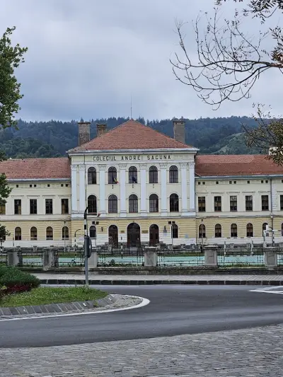 Динита Турс