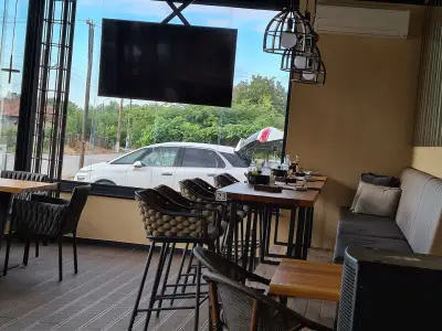 Lucky Bar & Grill