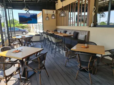 Lucky Bar & Grill