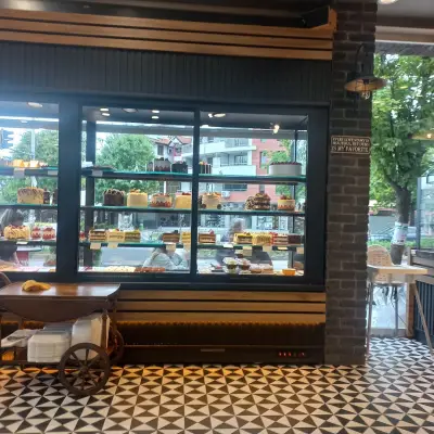 Cafe & Patisserie Fresh Bakery