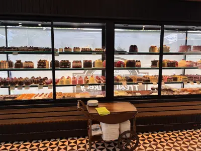 Cafe & Patisserie Fresh Bakery