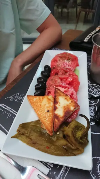 The Red One - бар, вечеря и повече...