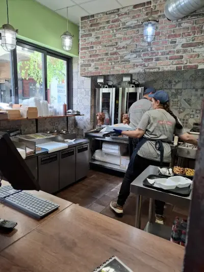 Mr.Gyros Гирос доставки, бургери, порции Гирос, салати. Доставка в цяла София.