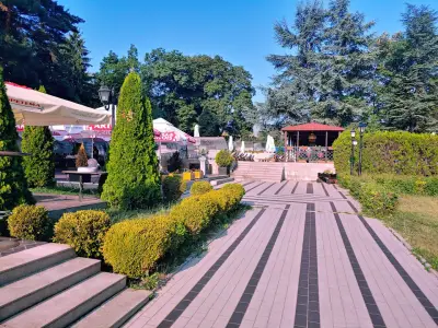 Глория Палас - ресторант, басейн и градина