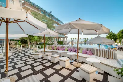 Хотел Сенди Бей (Sandy Bay Hotel)