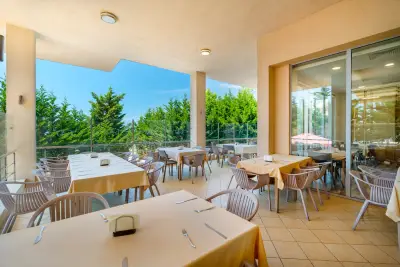 Хотел Сенди Бей (Sandy Bay Hotel)