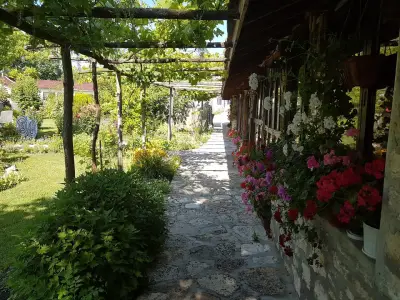Левана Къща за Гости