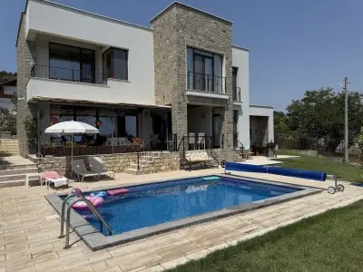 Villa Poemia- private villa with 4BD, pool and stunning sea view
