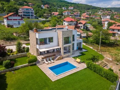 Villa Poemia- private villa with 4BD, pool and stunning sea view