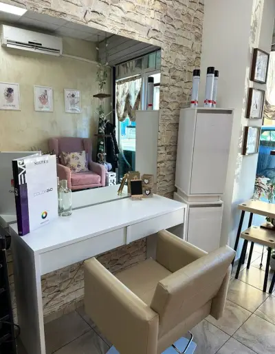 Hellan Nails Room & Hair