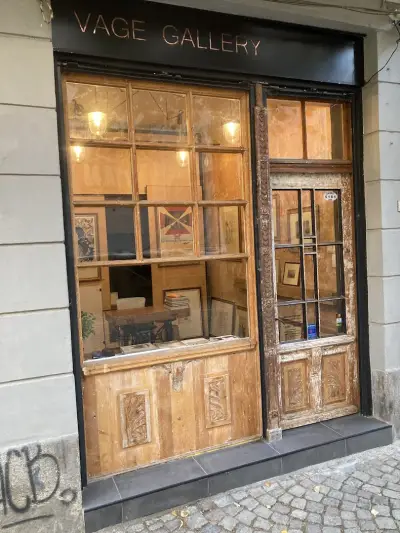 Vage Gallery