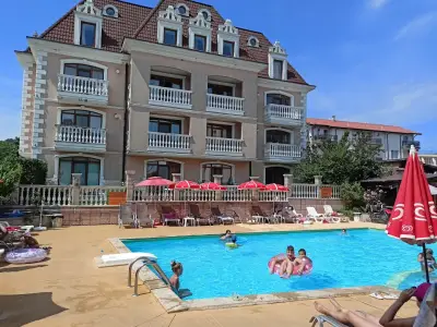Hotel Black Sea - Breakfast, Pool & Free Parking