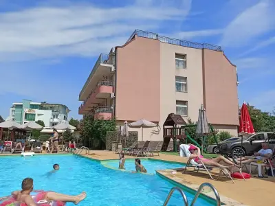 Hotel Black Sea - Breakfast, Pool & Free Parking