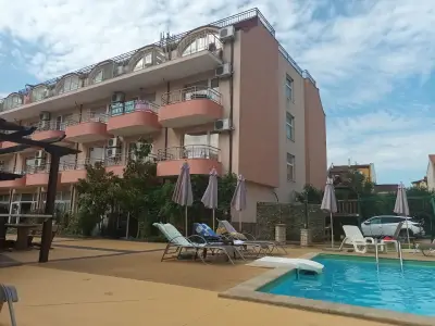 Hotel Black Sea - Breakfast, Pool & Free Parking