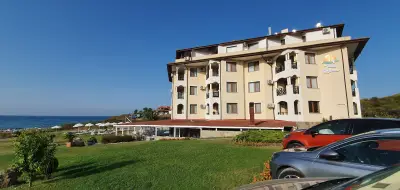 Toma's Residence - Front Beach