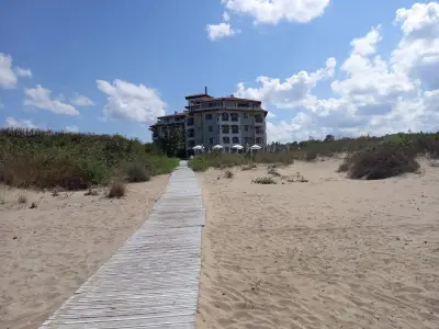 Toma's Residence - Front Beach