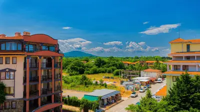 Адрес: АПАРТХОТЕЛ РЕДЖИНА МАРЕ, ЦАРЕВО, к-г НЕСТИНАРКА, ПЪРВА ЛИНИЯ БГ