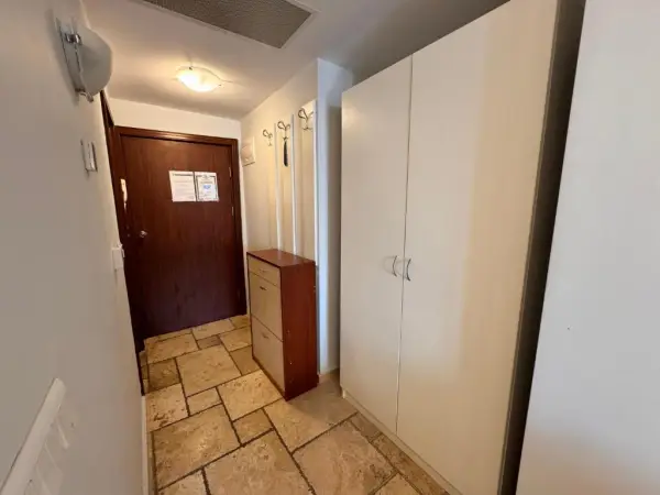 Студио с изглед към басейна