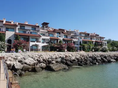 White Coast Beach Apartments