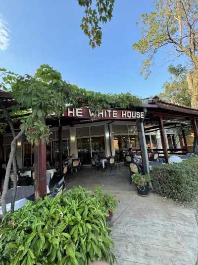 white house bar and dinner