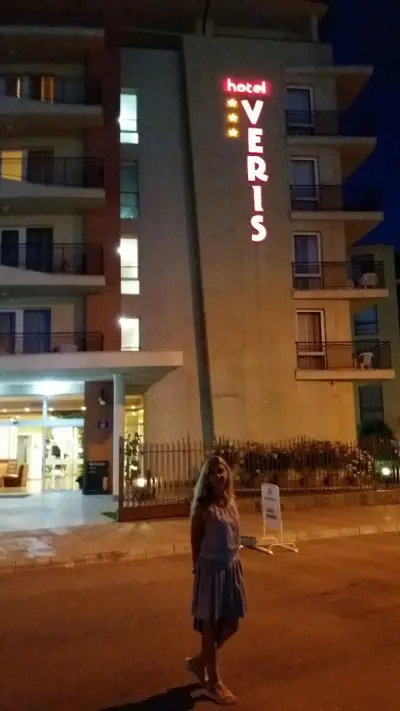 Хотел Верис